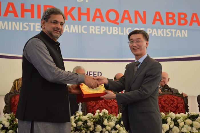 中國駐巴基斯坦使館姚敬大使代表中國電建向巴基斯坦總理獻禮.jpg