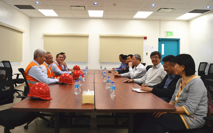 1544425554575653.jpg 李仰哲(右四)與項目班子成員親切交談.jpg