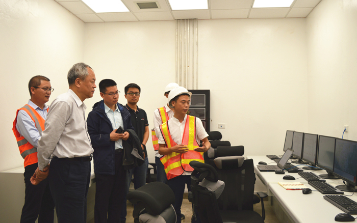 1544425562891143.jpg 李仰哲(左二)在項目中控室聽岳峻經理介紹污水處理工藝流程.jpg
