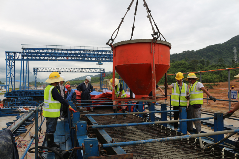 首梁澆筑施工現場     張琳琳攝.JPG