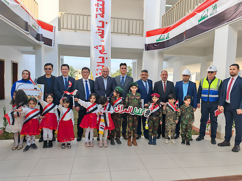 伊拉克總理出席中國(guó)電建承建的伊拉克示范學(xué)校項(xiàng)目首所學(xué)校移交儀式.jpg